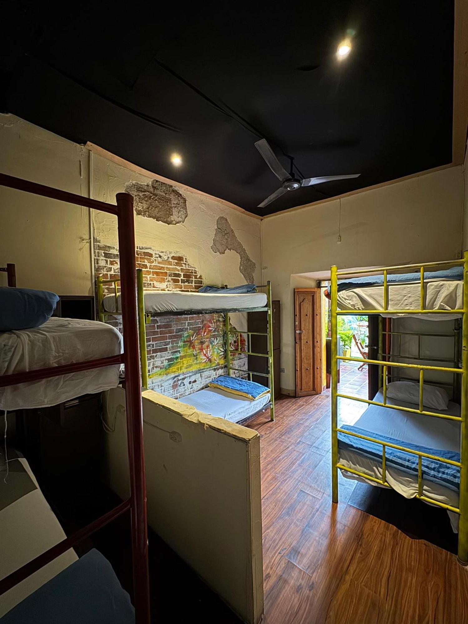 Volko Party Hostel Antigua ภายนอก รูปภาพ